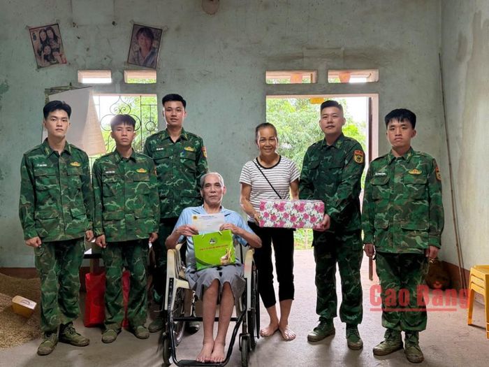 Chi đoàn Đồn Biên phòng Cửa khẩu quốc tế Tà Lùng tặng quà hộ ông Lý Văn Nùng là thương binh, xóm Nà Quang, xã Phục Hòa