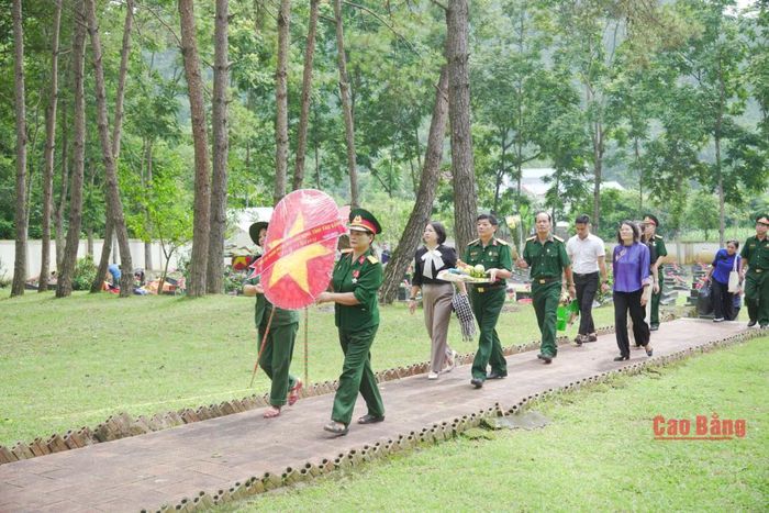 Đoàn đại biểu dâng hoa tại Nghĩa trang liệt sĩ xã Quảng Uyên.