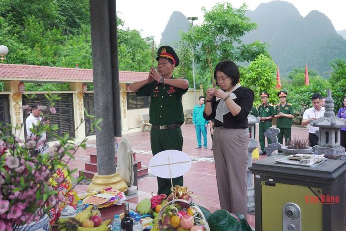 Lãnh đạo phường Nùng Trí Cao và Ban liên lạc Cựu chiến binh Trung đoàn 567 anh hùng tỉnh tưởng niệm các Anh hùng liệt sĩ tại Đài hương tưởng niệm xóm Lạc Diển, xã Hạnh Phúc.
