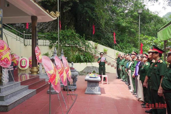 Đoàn đại biểu dâng hương, dâng hoa tại Đài hương tưởng niệm các Anh hùng liệt sĩ xóm Keng Riềng, xã Quảng Uyên.