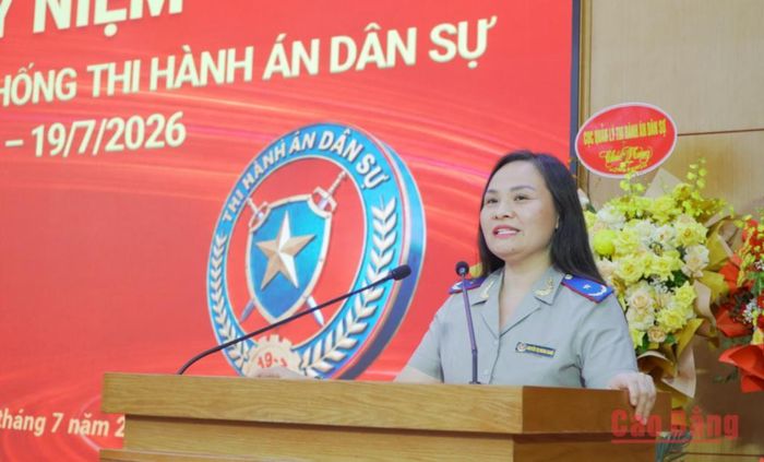 Đồng chí Nguyễn Thị Hoàng Giang, Phó Cục trưởng Cục Quản lý THADS, Bộ Tư pháp phát biểu tại buổi lễ.