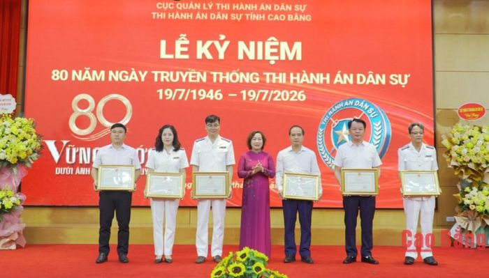 Thừa ủy quyền Chủ tịch UBND tỉnh, đồng chí Hà Nhật Lệ, Phó Chủ tịch UBND tỉnh trao Bằng khen cho các tập thể và cá nhân có thành tích xuất sắc trong công tác thi hành án sân sự của tỉnh.