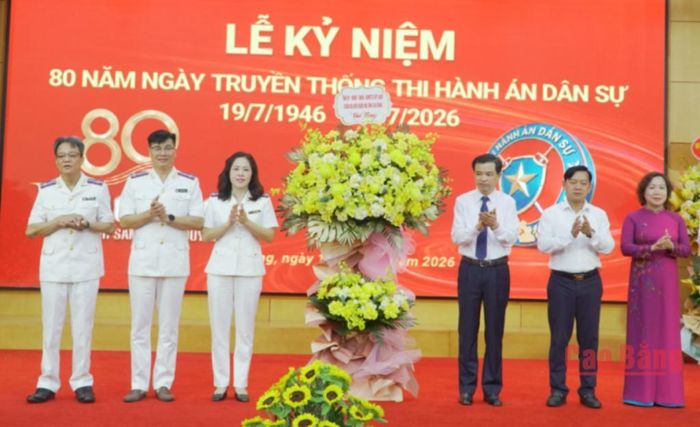 Phó Bí thư Thường trực Tỉnh ủy Bế Thanh Tịnh và các chí chí lãnh đạo tỉnh tặng hoa chúc mừng tại lễ kỷ niệm.