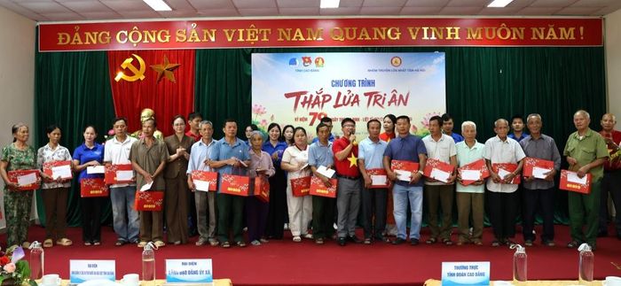 Ban tặng Tổ chức tặng quà gia đình chính sách xã Trường Hà tại chương trình.