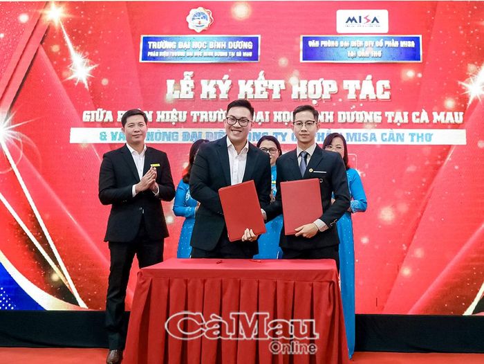  Phân hiệu Trường Đại học Bình Dương tại Cà Mau ký kết hợp tác với doanh nghiệp nhằm tăng cường đào tạo gắn với nhu cầu thực tiễn, tạo cơ hội thực tập và việc làm cho sinh viên sau tốt nghiệp.