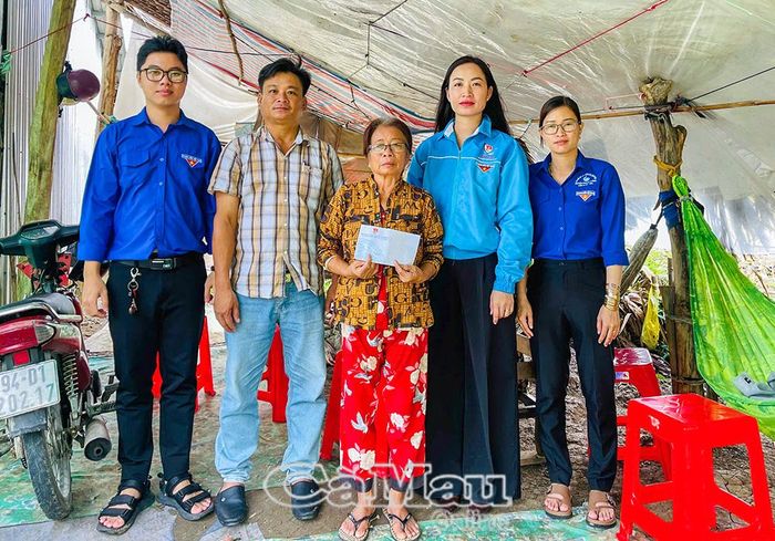 Trao quà tri ân bà Lê Thị Lệ, người có công với cách mạng, ấp Phước Trường.