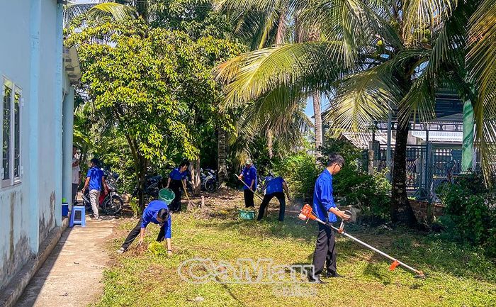 Đoàn viên, thanh niên xã Vĩnh Phước hỗ trợ chỉnh trang, vệ sinh khuôn viên nhà của gia đình chính sách.
