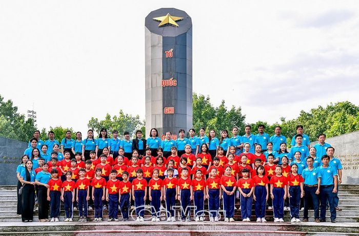 Học sinh Trường Tiểu học Phùng Ngọc Liêm lưu lại khoảnh khắc ý nghĩa tại Đài Tổ quốc ghi công.