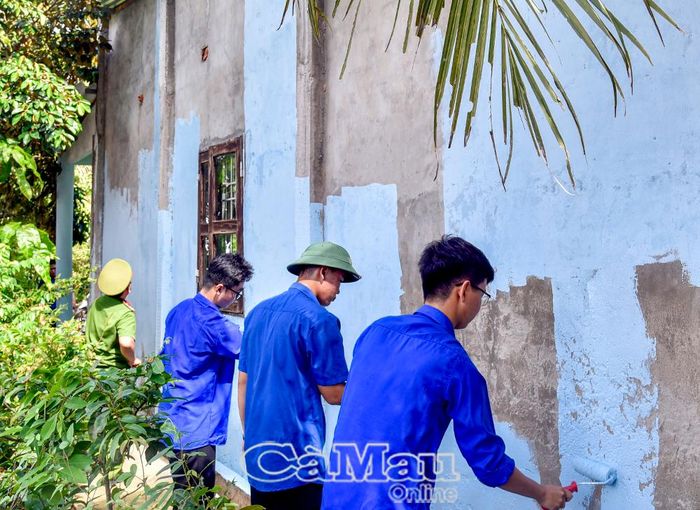 Đoàn viên xã Vĩnh Phước hỗ trợ sơn sửa nhà cho gia đình người có công với cách mạng ở ấp Bình Hổ.