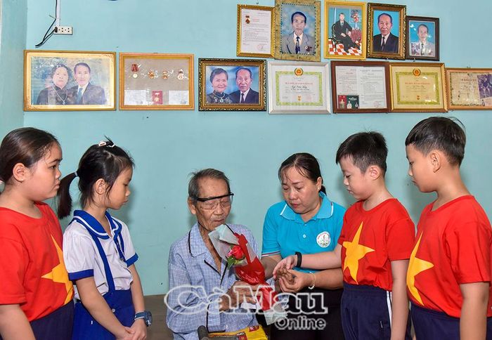 Học sinh Trường Tiểu học Phùng Ngọc Liêm tặng quà tri ân ông Ngô Văn Tây, thương binh hạng 3/4.
