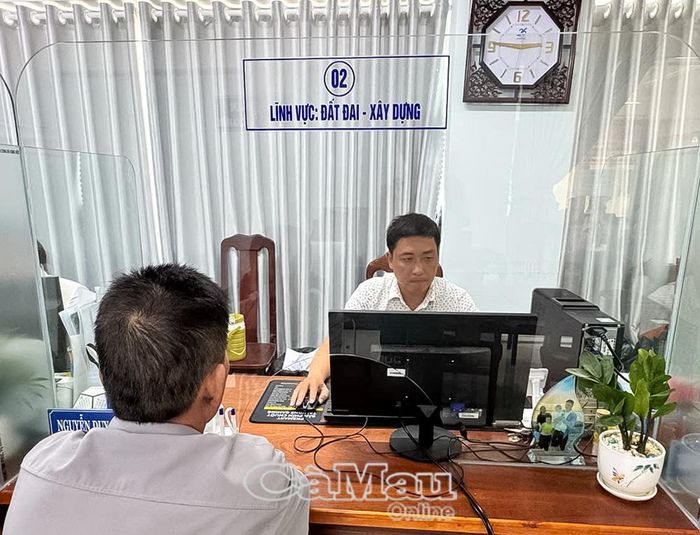 Cán bộ chuyên môn xã Sông Đốc trực tiếp hướng dẫn, thẩm tra hồ sơ đất đai cho người dân, bảo đảm giải quyết đúng quy định pháp luật và quyền lợi của người sử dụng đất.
