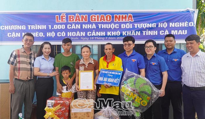  Đại diện ngành chuyên môn thuộc Sở Nông nghiệp và Môi trường tỉnh Cà Mau, chính quyền địa phương cùng các nhà tài trợ trao thêm nhiều phần quà cho gia đình ông Huỳnh Quốc Lịnh.