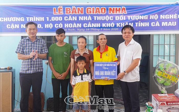 Ông Tô Hoài Phương, Giám đốc Sở Nông nghiệp và Môi trường cùng ông Nguyễn Văn Khởi, Phó Chủ tịch Ủy ban MTTQVN tỉnh Cà Mau, Chủ tịch Hội Chữ thập đỏ tỉnh trao nhà Đại đoàn kết cho gia đình ông Huỳnh Quốc Lịnh.