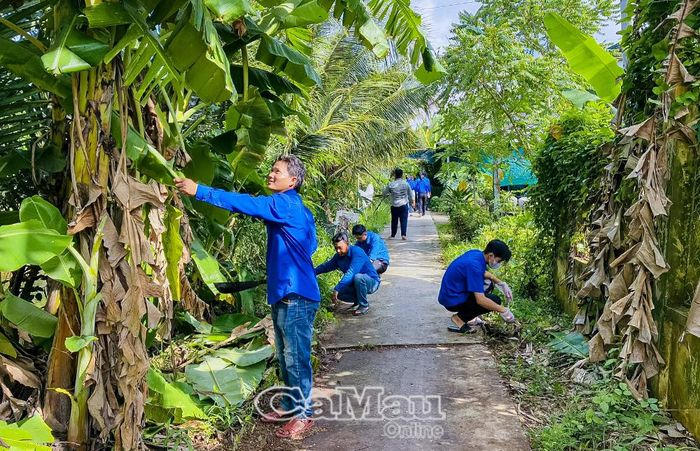 Lực lượng đoàn viên, thanh niên xã Châu Thới dọn dẹp, phát quang tuyến đường tại ấp Giồng Bướm.