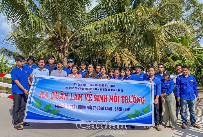 Đoàn viên, thanh niên xã Châu Thới ra quân làm vệ sinh môi trường.