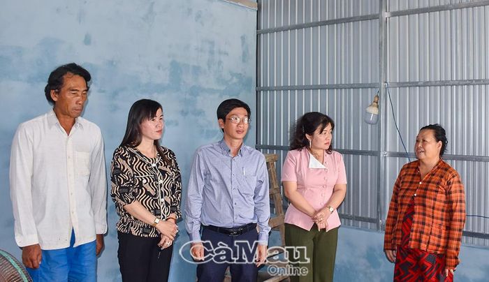 Phó Chủ tịch Ủy ban MTTQ Việt Nam tỉnh Cà Mau Võ Thị Ngọc Hân (thứ 2, từ phải sang) kiểm tra tiến độ xây nhà của hộ bà Lê Ba, ấp Giồng Bướm, xã Châu Thới.