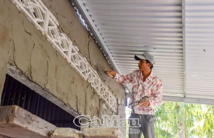 Các thợ xây đang khẩn trương hoàn thành căn nhà cho hộ bà Ngô Thị Cúc, ấp Giồng Bướm, xã Châu Thới.
