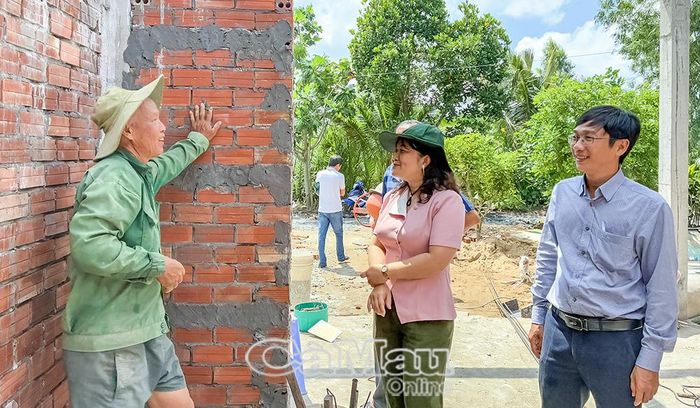 Phó Chủ tịch Ủy ban MTTQ Việt Nam tỉnh Cà Mau Võ Thị Ngọc Hân trao đổi với ông Huỳnh Ngọc Cẩm, ấp Hoàng Quân, xã Hưng Hội; động viên gia đình phối hợp đơn vị thi công sớm hoàn thành căn nhà đúng tiến độ, đảm bảo chất lượng.