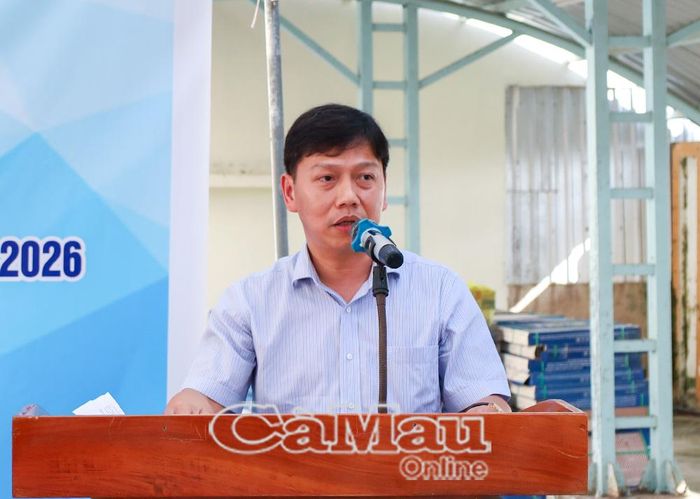 Đồng chí Đặng Chí Nguyễn, Chủ tịch UBND xã Khánh Bình, phát động thả cá giống tái tạo nguồn lợi thủy sản gắn với ra quân vệ sinh môi trường năm 2026.