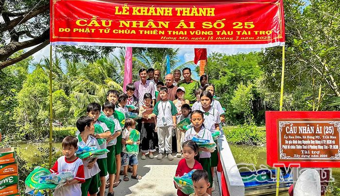 Dịp này, đoàn trao 50 phần quà gồm gạo, mì và các nhu yếu phẩm cho hộ nghèo, hộ có hoàn cảnh khó khăn; đồng thời tặng quà cho 20 học sinh vượt khó học tốt.