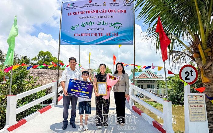 Bà Trương Thanh Xuân, Chủ tịch Ủy ban MTTQ Việt Nam xã (bìa phải) và ông Trần Anh Khiêm, Phó Chủ tịch UBND xã (bìa trái), trao thư cảm ơn các mạnh thường quân.