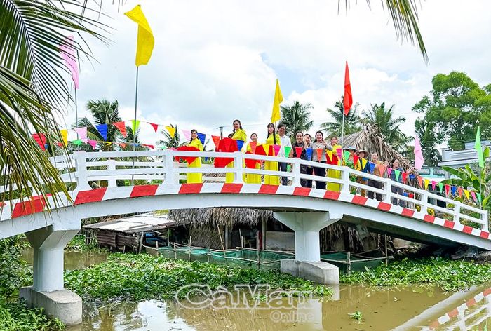 Niềm vui của lãnh đạo xã Phước Long, người dân địa phương và các mạnh thường quân trong ngày khánh thành cầu Ông Sinh.