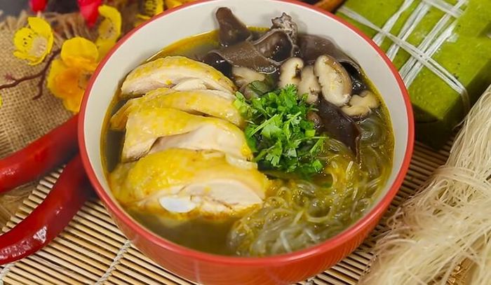 Bún/miến gà ít dầu mỡ – Nhẹ bụng, đủ chất. Ảnh minh họa.