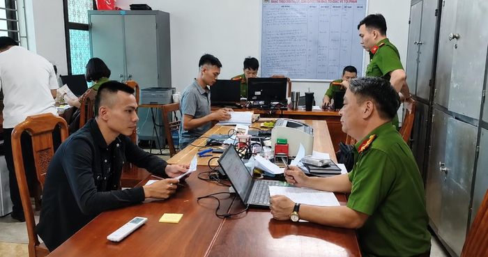 Đối tượng Lê Tuấn Anh (trong vụ án nhóm nhân viên phục vụ quán karaoke tổ chức sử dụng trái phép chất ma túy) ra đầu thú tại cơ quan Công an vào ngày 13/7/2026, sau thời gian bỏ trốn khỏi địa phương. Ảnh: Công an tỉnh Lào Cai