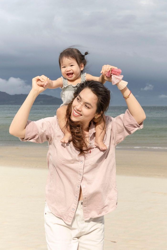 Á hậu Hoàng My vẫn giữ nhan sắc rạng rỡ ở tuổi U40. (Ảnh: FBNV)
