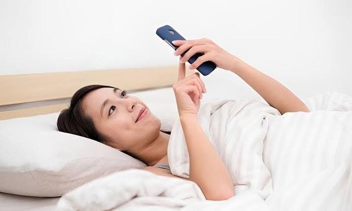 Việc sử dụng điện thoại đã trở thành một thói quen phổ biến trong cuộc sống hiện đại. Ảnh minh họa