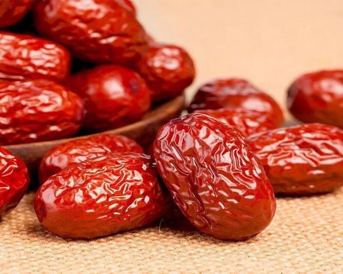 Táo đỏ có hàm lượng đường tự nhiên khá cao, đặc biệt là khi được sấy khô. Ảnh minh họa.