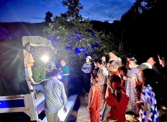 Lực lượng chức năng vượt hơn 15km đường rừng núi đưa sản phụ đến bệnh viện.