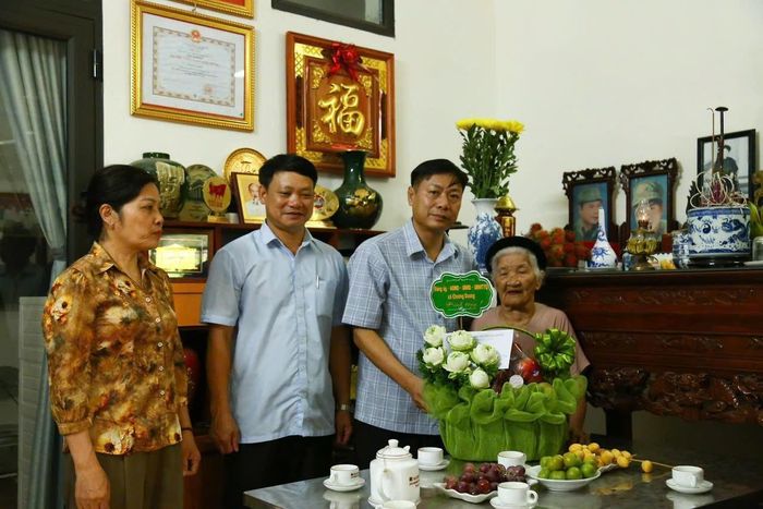 Đồng chí Từ Ngọc Thành, Phó Bí thư Đảng ủy, Chủ tịch UBND xã tặng quà Mẹ Việt Nam Anh hùng Nguyễn Thị Điển.