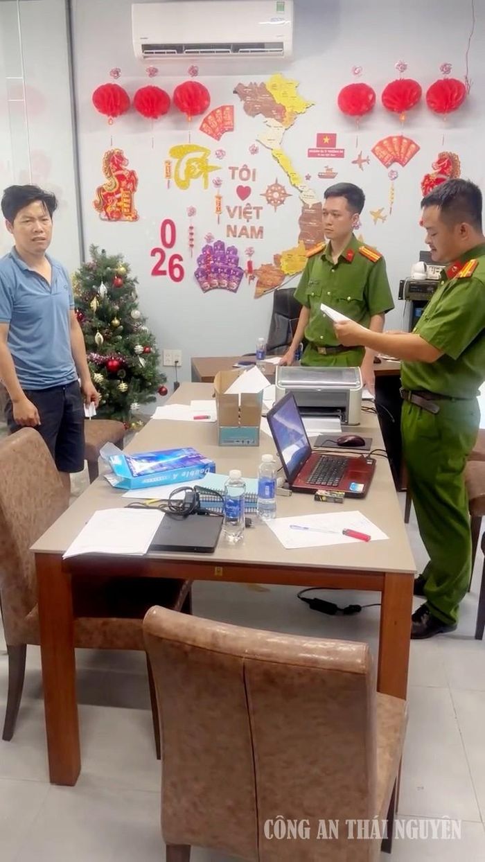 Khám xét trụ sở làm việc của các đối tượng tại phường Hòa Khánh, thành phố Đà Nẵng.