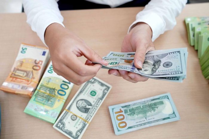Ngân hàng niêm yết tỷ giá nhiều ngoại tệ, USD bán ra 26.490 đồng. (Ảnh minh họa).