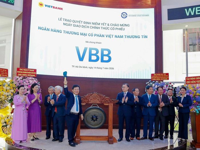 Bà Trần Thị Lâm (ngoài cùng bên trái) trong ngày cổ phiếu VBB chào sàn HoSE ngày 17/7. Ảnh: Vietbank