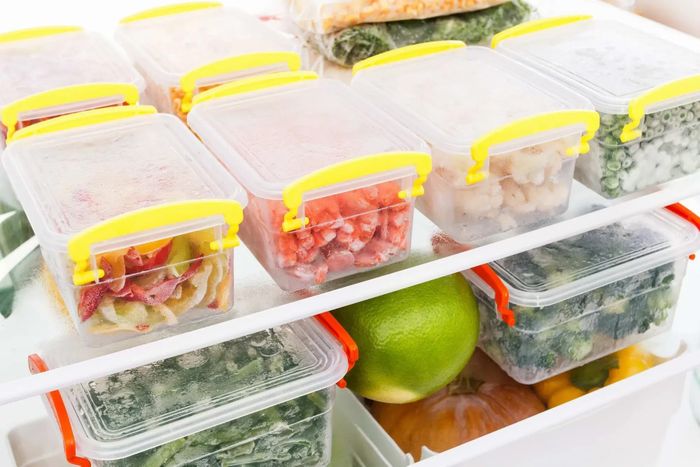 Ăn đồ bảo quản sai cách có thể dẫn đến ngộ độc thực phẩm trong mùa hè