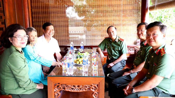 Trung tướng Đặng Hồng Đức cùng Đoàn công tác thăm Thượng tướng Nguyễn Văn Sơn, nguyên Thứ trưởng Bộ Công an