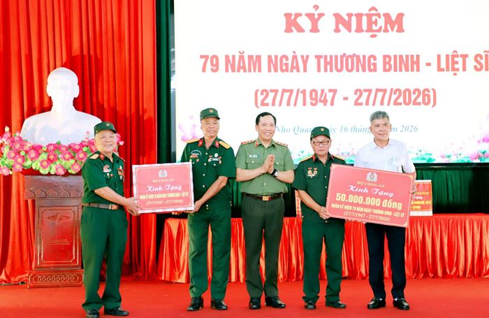 Đồng chí Thượng tướng Lê Văn Tuyến, Ủy viên Trung ương Đảng, Thứ trưởng Bộ Công an trao tặng Cơ sở Điều dưỡng thương binh Nho Quan 50 triệu đồng cùng nhiều phần quà ý nghĩa dành tặng các đồng chí thương, bệnh binh đang điều dưỡng tại Cơ sở