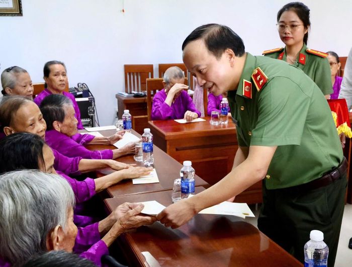 Thứ trưởng Đặng Hồng Đức tặng quà các thương binh, bệnh binh, thân nhân liệt sĩ và người có công với cách mạng tại Trung tâm