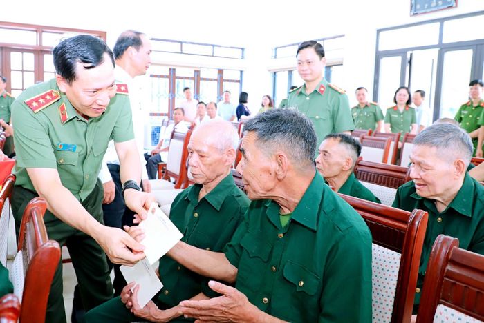 Đồng chí Thượng tướng Lê Văn Tuyến tặng quà các thương, bệnh binh đang điều dưỡng tại Cơ sở Điều dưỡng thương binh Nho Quan