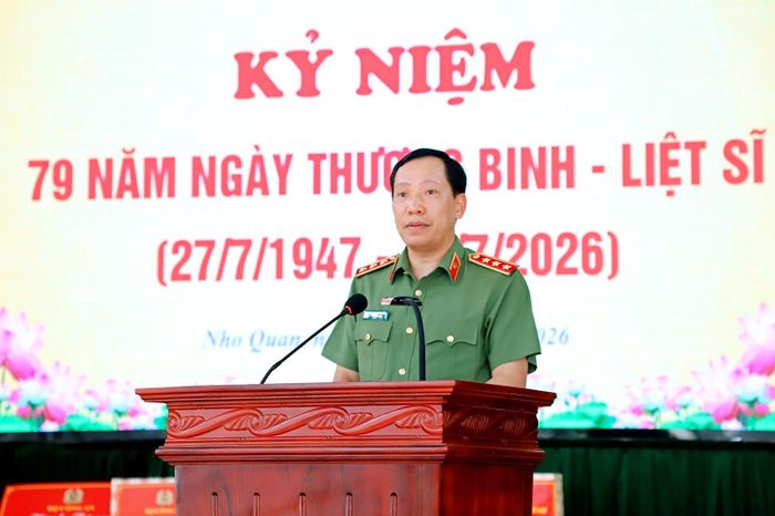 Đồng chí Thượng tướng Lê Văn Tuyến, Ủy viên Trung ương Đảng, Thứ trưởng Bộ Công an phát biểu tại buổi thăm và tặng quà
