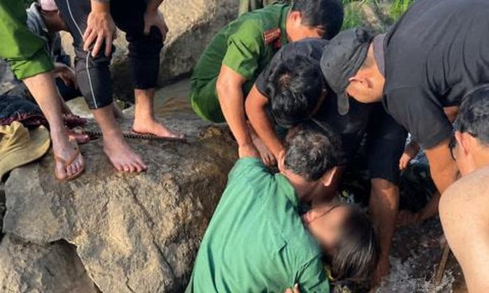 Sau khoảng 1 giờ nỗ lực, cháu bé được đưa lên.