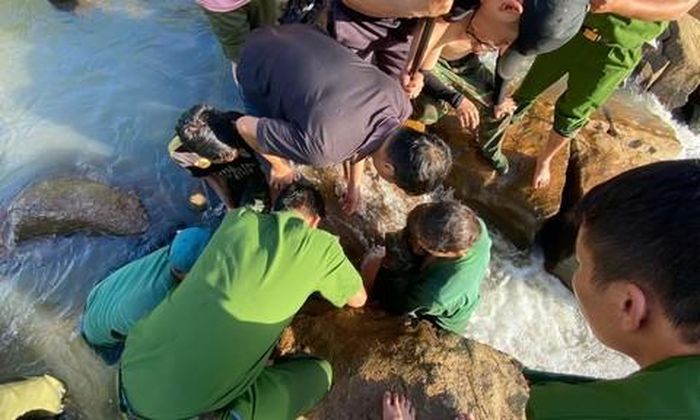 Công an xã cùng người dân nhanh chóng tiếp cận hiện trường cháu bé mắc kẹt. Ảnh CA xã Đăk Mar.