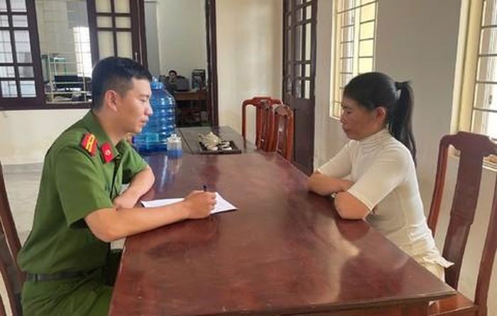 Điều tra viên làm việc với bị can Nguyễn Thị Thanh Nga.