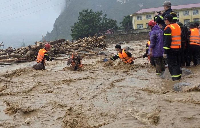  Lực lượng chức năng khẩn trương giải cứu người dân mắc kẹt giữa dòng nước lũ tại Lai Châu. Ảnh: Công an Lai Châu 