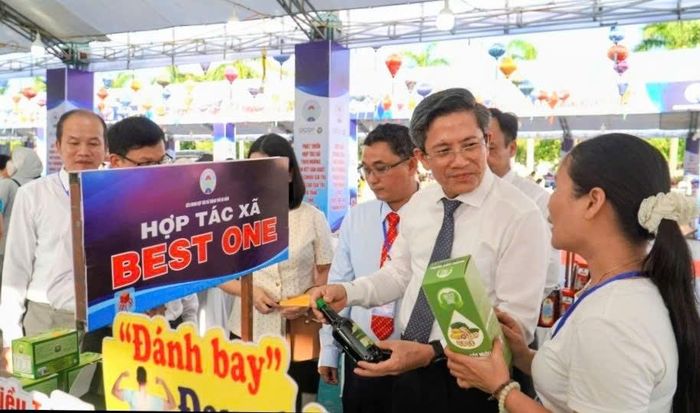 Phó Chủ tịch UBND thành phố Trần Nam Hưng tham quan các gian hàng trưng bày sản phẩm OCOP, nông sản và đặc sản địa phương tại Hội chợ.