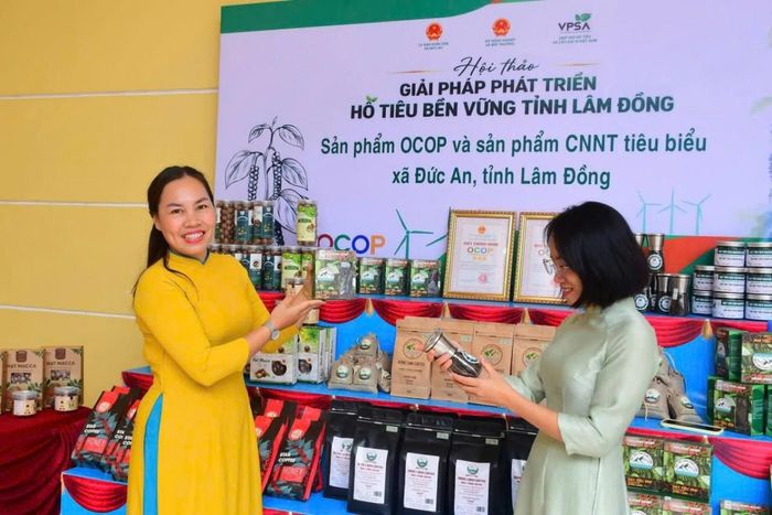 Các sản phẩm tiêu biểu của xã Đức An trưng bày tại hội thảo