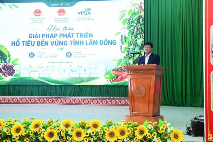 Đồng chí Võ Quốc Tuấn, Chủ tịch UBND xã Đức An trao đổi tại hội thảo