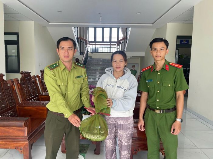 Chị Quách Thị Ánh Như (giữa) bàn giao cá thể trăn hoang dã cho Công an xã Thoại Sơn để phối hợp với Chi cục Kiểm lâm tỉnh An Giang tiếp nhận, xử lý và thả về môi trường tự nhiên. Ảnh: Công an tỉnh An Giang.